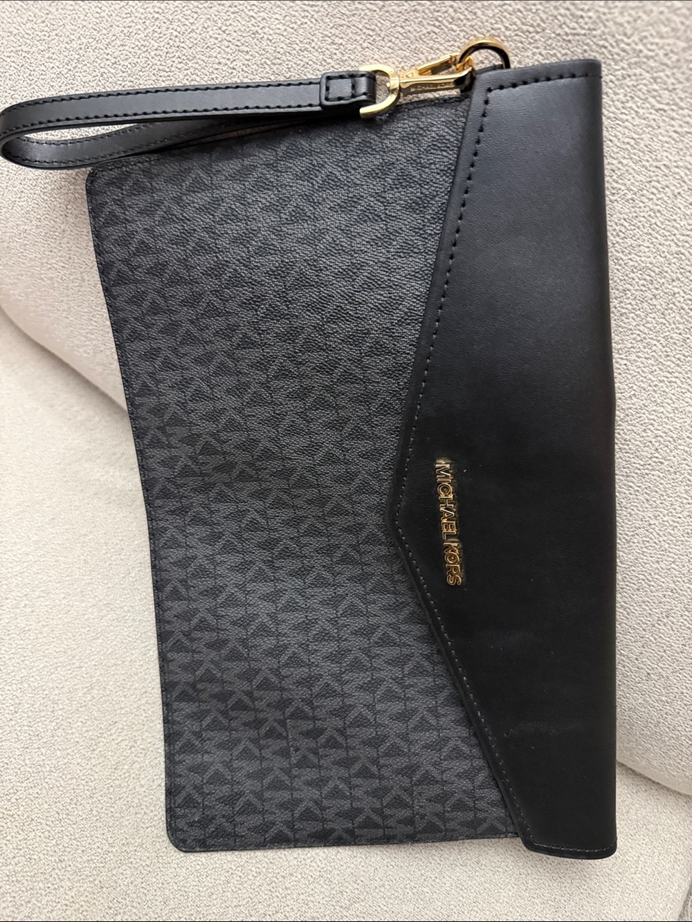 Michael Kors Jet Set Travel Large Flat Multifunction Wrislet